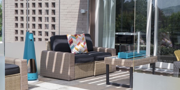 Riscaldare una pergola bioclimatica con un camino a bioetanolo: comfort e stile per gli spazi esterni